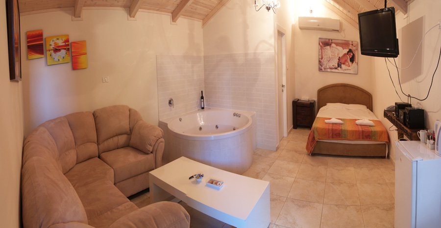 לבלות בו עם אישה אחרת באופן דיסקרטי